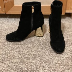 SOLD‼️Black ankle Guess boots size 7